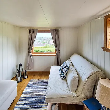 Feriehus Awesome In With Wifi Fitjar